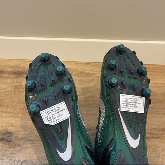 Nike Emerald and Black Sports Cleats - Picture 4 of 6